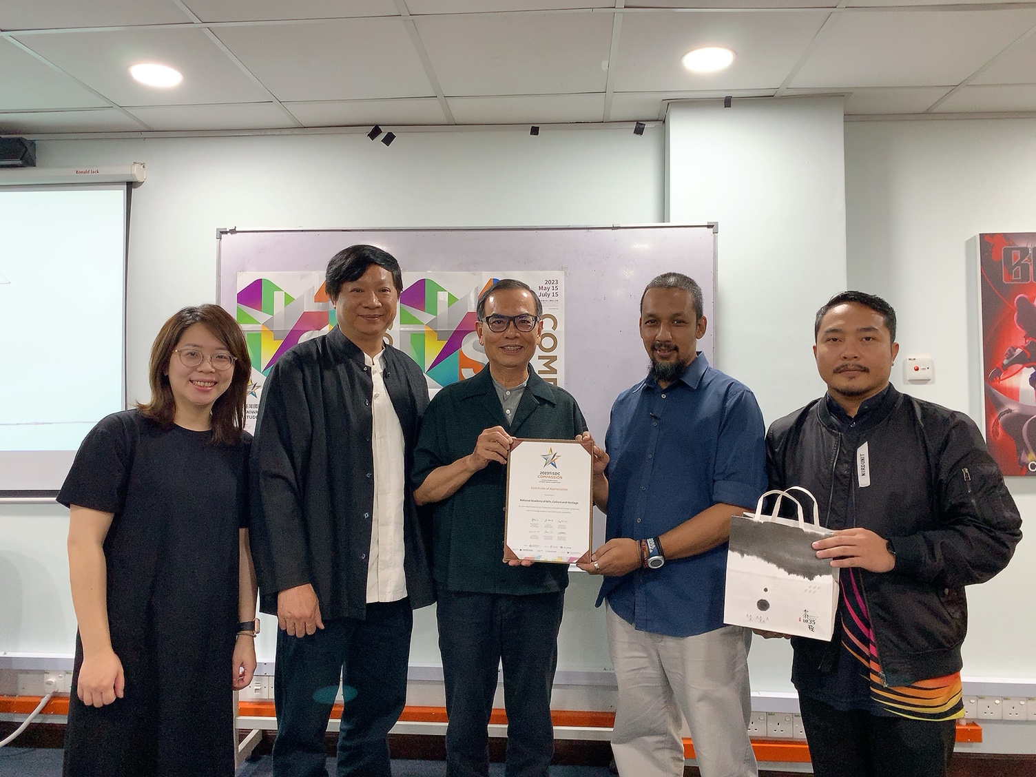 a6d584c4 9270 415e a353 d7c123f57b3c