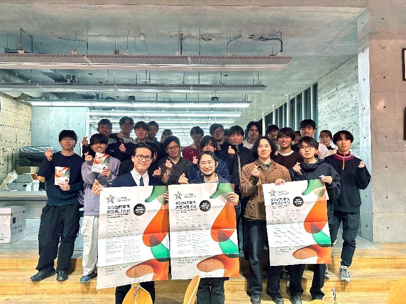 一張含有 服裝, 人員, 筆跡, 足部穿著 的圖片AI 產生的內容可能不正確。