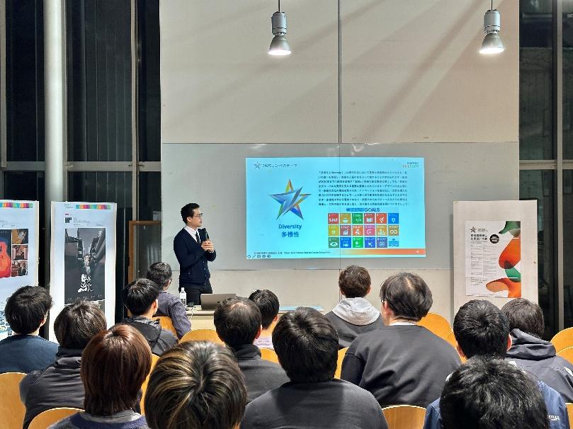 一張含有 服裝, 文字, 男人, 人員 的圖片AI 產生的內容可能不正確。