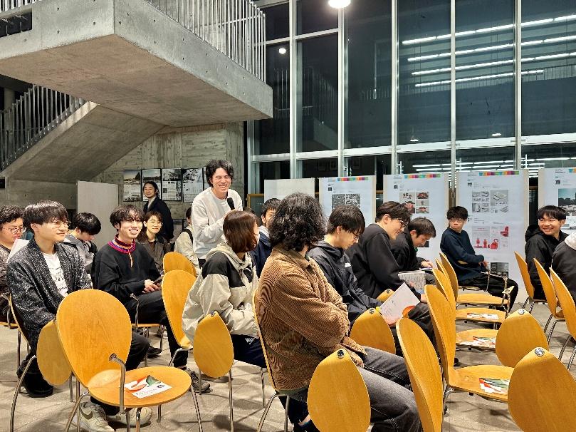 一張含有 服裝, 建築, 男人, 傢俱 的圖片AI 產生的內容可能不正確。